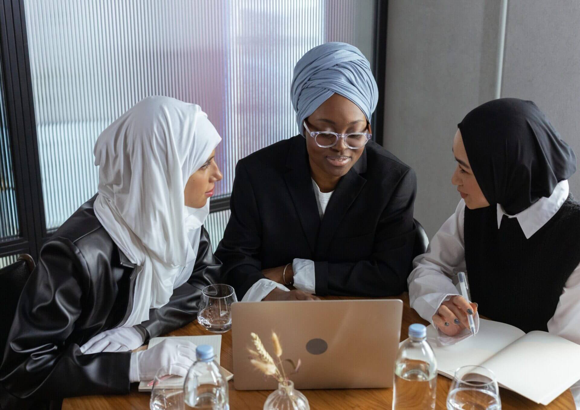 Organiser un séminaire d’entreprise au féminin : Stratégies et succès Organiser un séminaire d'entreprise au féminin : Stratégies et succès